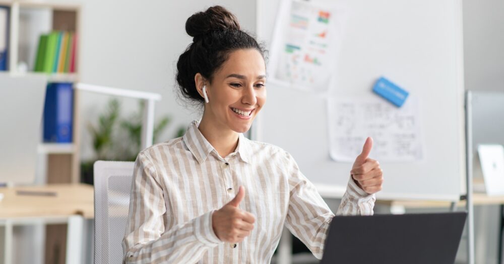 イヤホンが通訳！？リアルタイム翻訳が可能なイヤホンで充実したWeb会議の実現へ